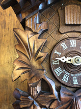 Load image into Gallery viewer, VINTAGE : Classic One Day Cuckoo Clock with Five Leaves