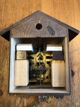 Load image into Gallery viewer, VINTAGE : Classic One Day Cuckoo Clock with Five Leaves