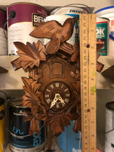 Load image into Gallery viewer, VINTAGE : Classic One Day Cuckoo Clock with Five Leaves

