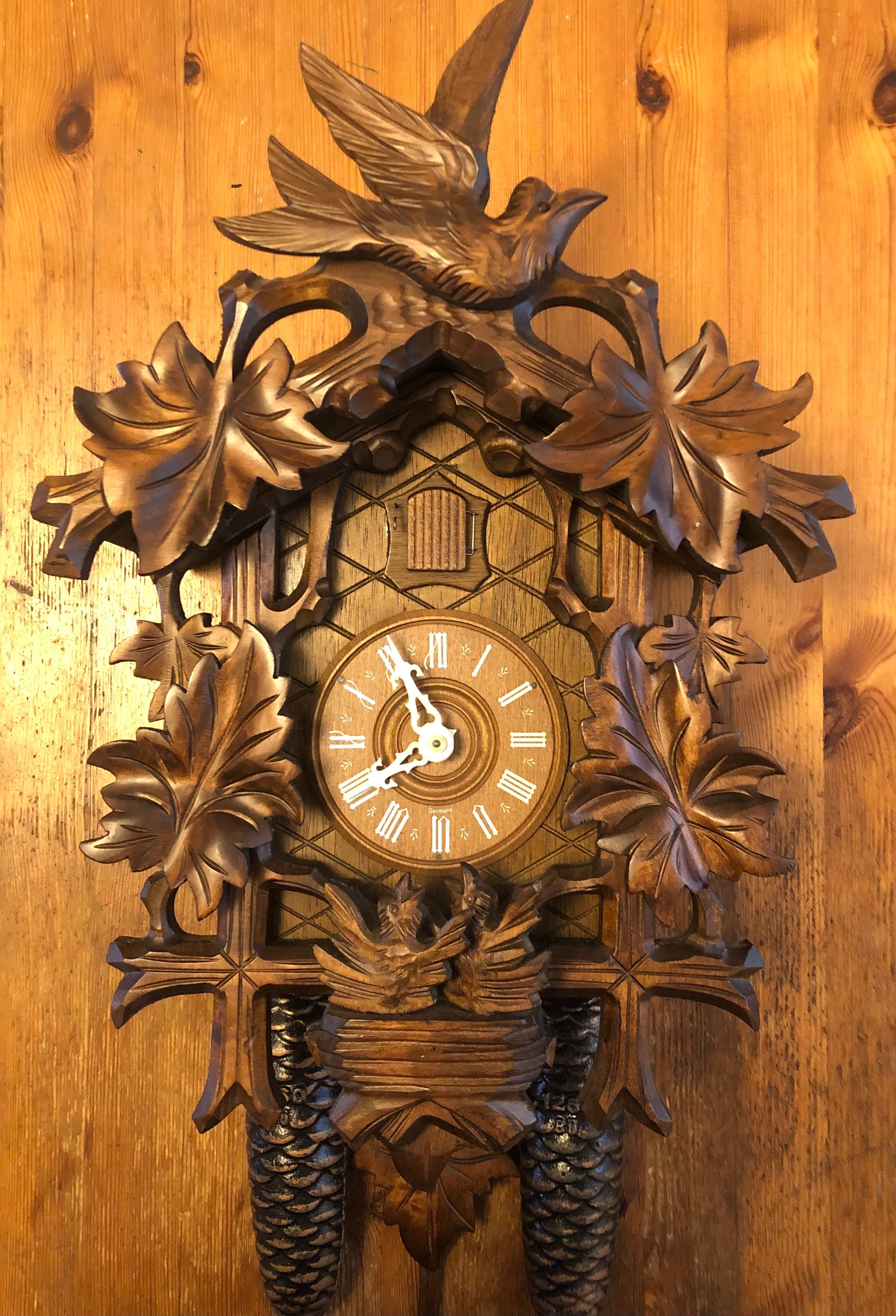 VINTAGE : Well Carved Eight Day Traditional Cuckoo Clock