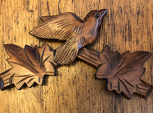 Load image into Gallery viewer, VINTAGE : Classic One Day Cuckoo Clock with Five Leaves
